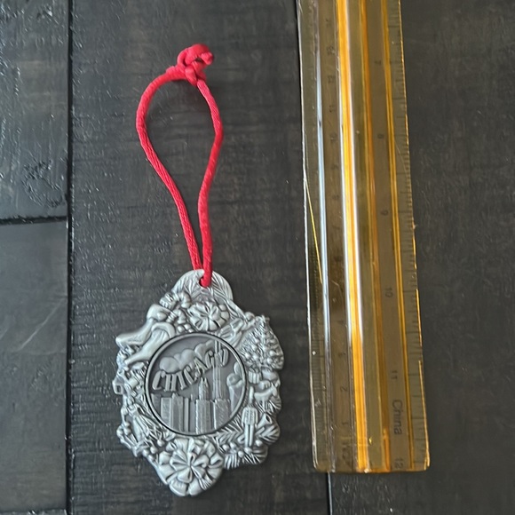 NWOT - vintage collection pewter Chicago Christmas ornament - Picture 3 of 5